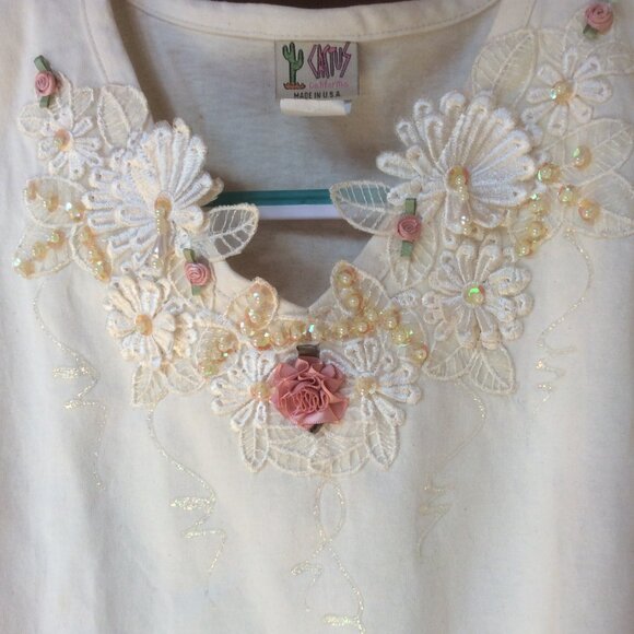 Vintage Tops - Vintage Cream Floral Embroidered Tee